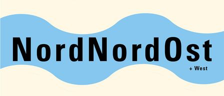 Das Bild zeigt 'NordNordOst + West' in fetter schwarzer Schrift vor einem blau-weißen Wellenmuster-Hintergrund.