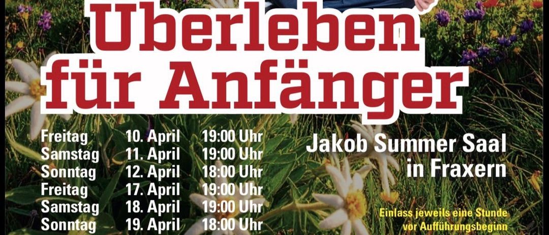 Eine Gruppe von Menschen auf einem Feld, die sitzen und stehen. Sie lächeln und scheinen für ein Foto zu posieren. Ein Mann sitzt auf einem Hocker und macht ein Foto. Ein anderer Mann sitzt auf einer Bank mit einer Kamera auf dem Schoß.