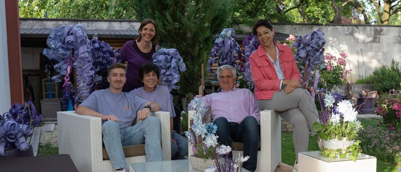 Bild enthält, Potted Plant, Planter, Vase, Backyard, Couch, Coffee Table, Table, People, Living Room, Cushion