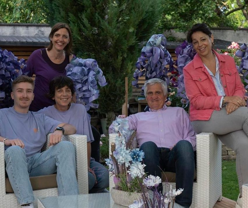 Bild enthält, Potted Plant, Planter, Vase, Backyard, Couch, Coffee Table, Table, People, Living Room, Cushion