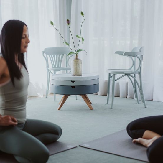 Bild enthält, Adult, Female, Person, Woman, Chair, Plant, Head, Face, Fitness, Yoga