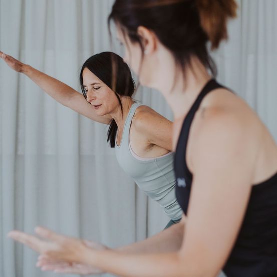 Bild enthält, Pilates, Working Out, Person, Warrior Yoga Pose, Adult, Female, Woman, Dancing, Face, Head