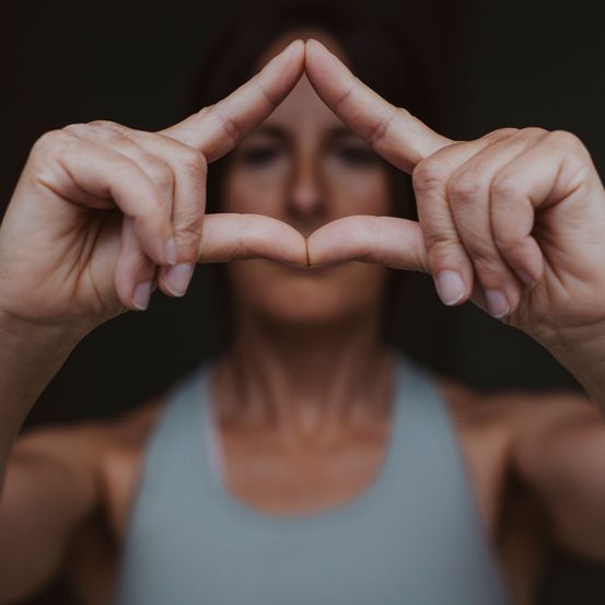 Bild enthält, Adult, Female, Person, Woman, Symbol, Face, Head, Love Heart Symbol