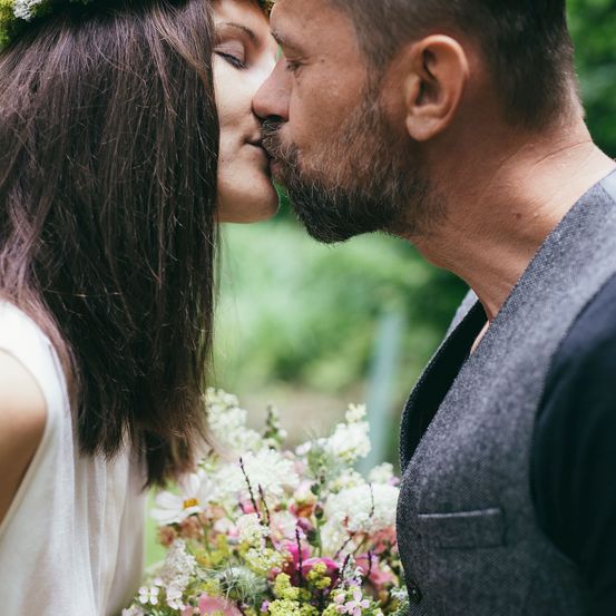 Bild enthält, Flower, Flower Arrangement, Flower Bouquet, Adult, Female, Person, Woman, Male, Man, Portrait
