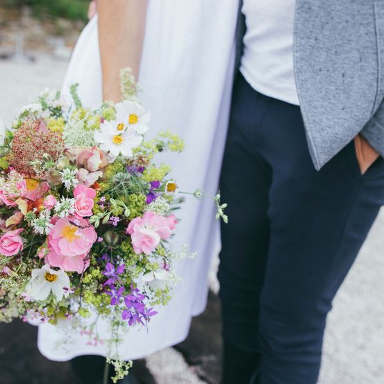 Bild enthält, Flower, Flower Arrangement, Flower Bouquet, Floral Design, Pattern, Person, Adult, Bride, Female, Woman