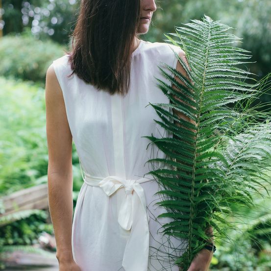Bild enthält, Adult, Female, Person, Woman, Fern, Sleeve, Dress, Smile, Fashion, Portrait