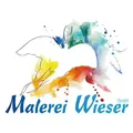 Das Logo von Malerei Wieser GmbH zeigt einen stilisierten weißen Vogel mit farbenfrohen Flügeln und Schwanzfedern, die sich in einen lebendigen Aquarellhintergrund vermischen.