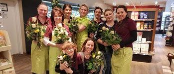 Bild enthält, People, Person, Flower Arrangement, Adult, Bride, Female, Woman, Male, Man, Flower Bouquet