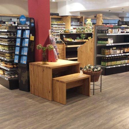 Bild enthält, Shop, Indoors, Grocery Store, Market, Supermarket, Person, Architecture, Building, Plant, Checkout Counter