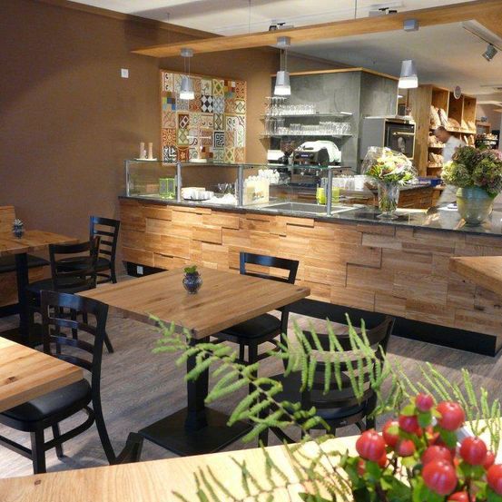 Bild enthält, Indoors, Restaurant, Cafeteria, Interior Design, Table, Wood, Chair, Dining Table, Building, Person