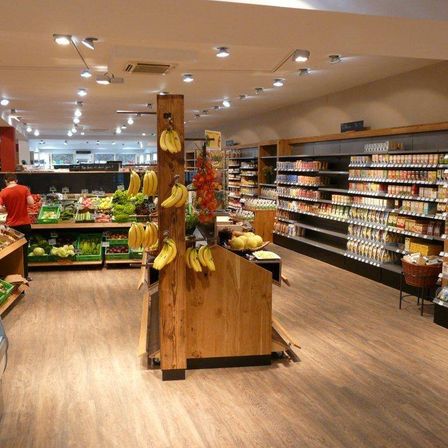 Bild enthält, Shop, Indoors, Architecture, Building, Grocery Store, Market, Supermarket, Person, Checkout Counter