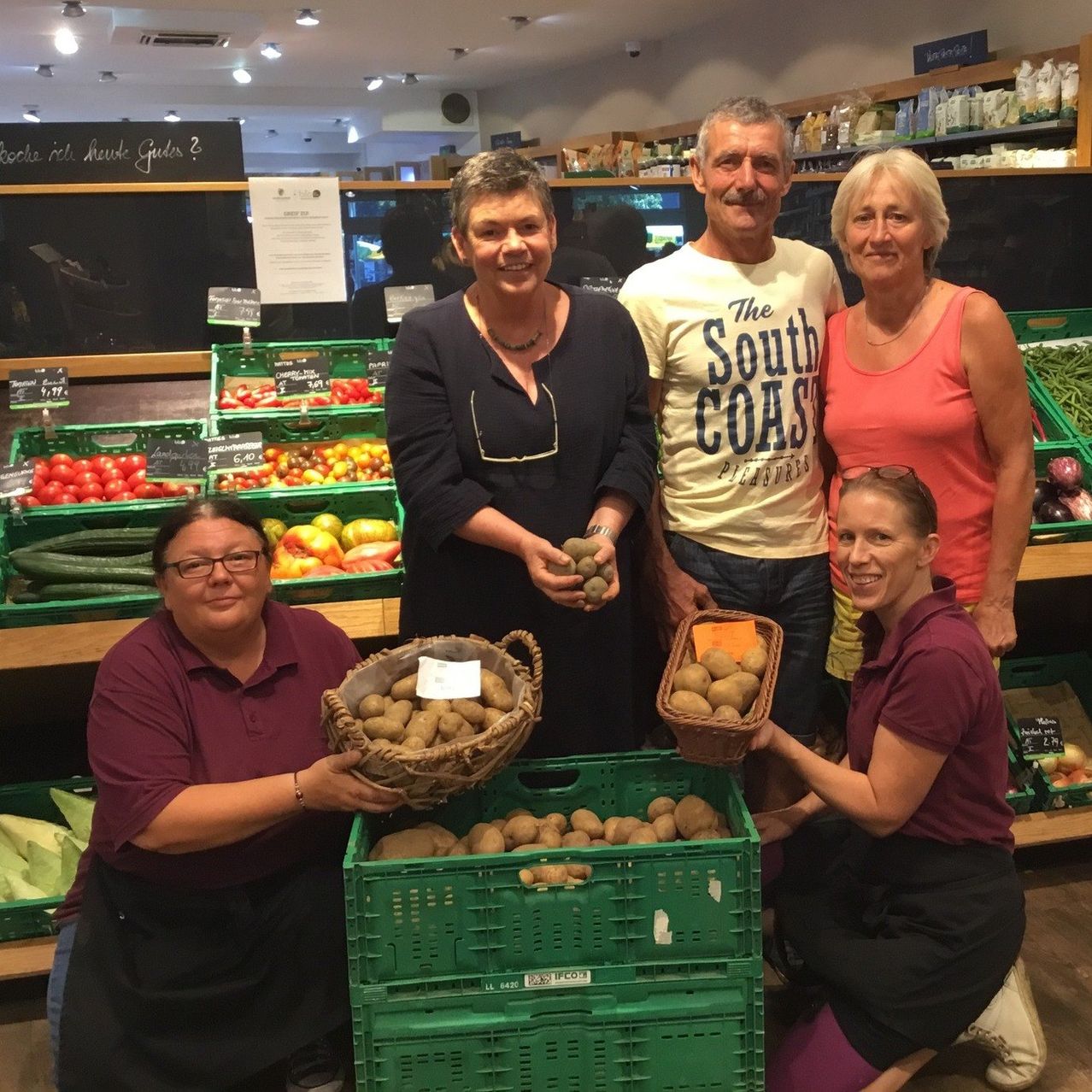 Bild enthält, Person, Portrait, Adult, Female, Woman, Male, Man, Glasses, Shoe, Necklace