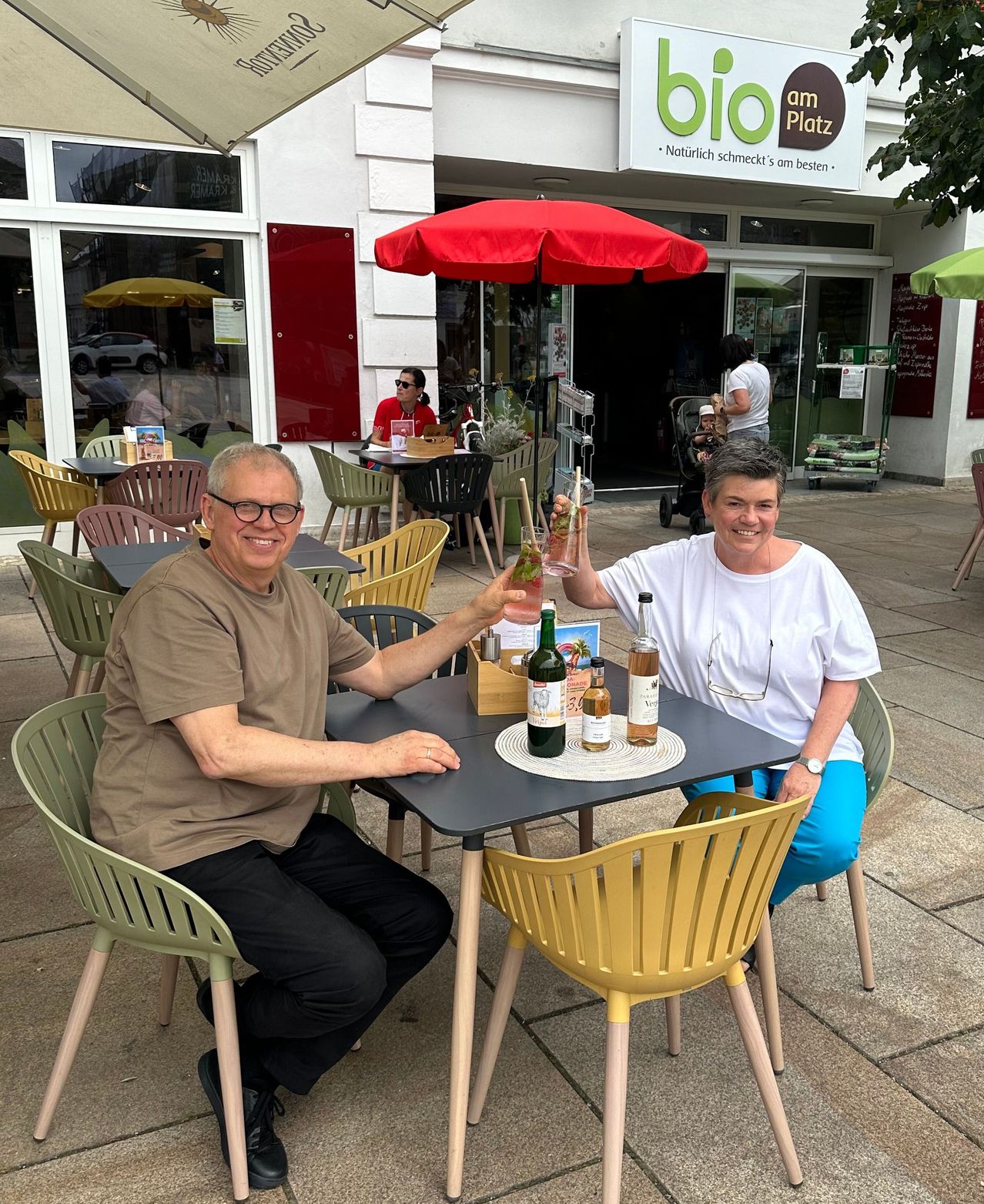 Bild enthält, Dining Table, Table, Restaurant, Dining Room, Adult, Male, Man, Person, Chair, Cafe