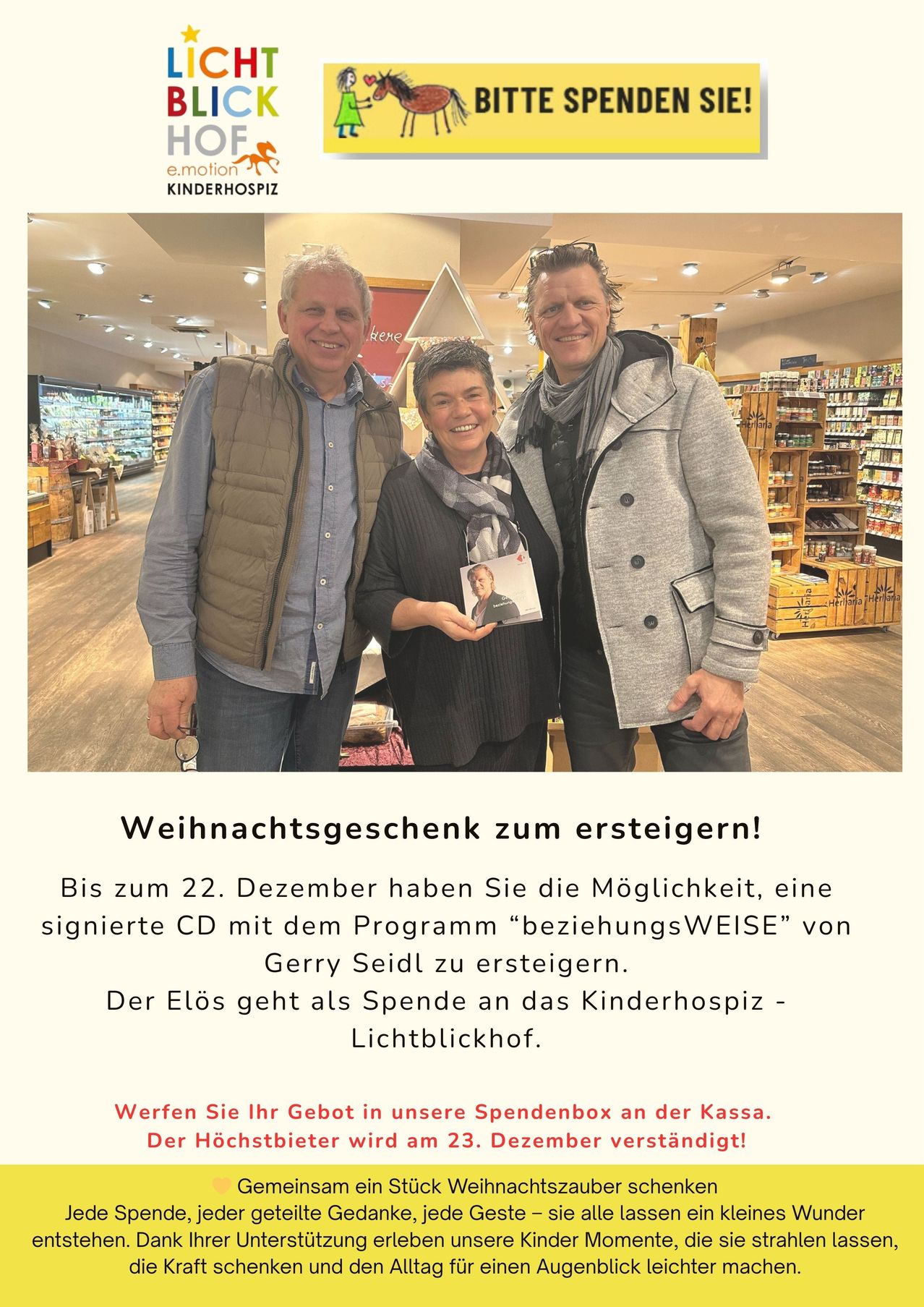 Drei Personen stehen in einem Geschäft. Der Mann links trägt eine Weste, die Frau in der Mitte hält ein Buch, und der Mann rechts trägt einen Mantel. Im Hintergrund sind Regale mit Produkten zu sehen. Ein deutscher Text besagt: 'Weihnachtsgeschenk zum ersteigern!'.