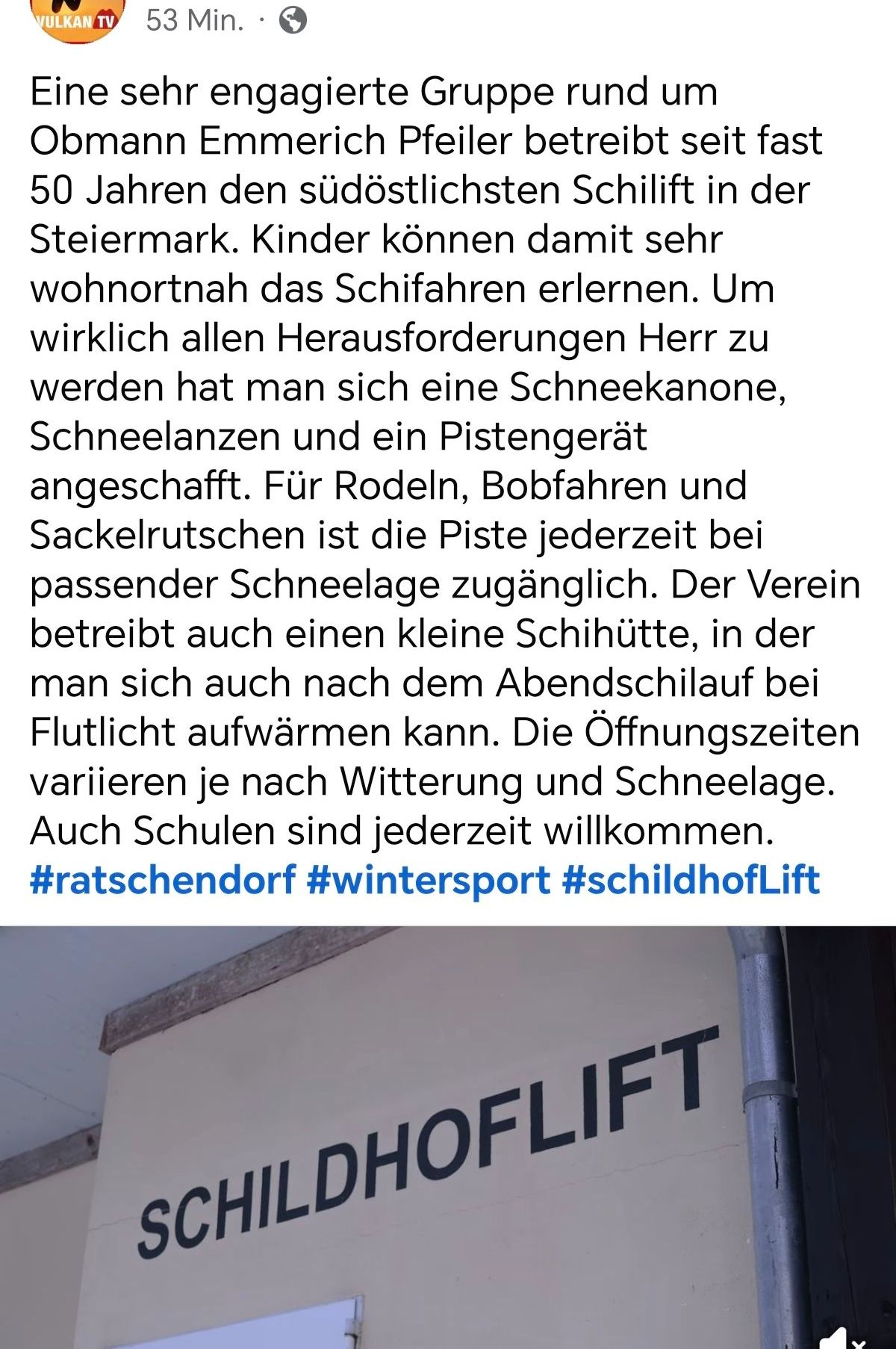 Das Bild zeigt ein Schild mit der Aufschrift 'SEILIFT'. Der Hintergrund scheint eine verschneite Landschaft zu sein. Hashtags wie #ratschenkorf, #wintersport und #schildhofLift sind sichtbar.