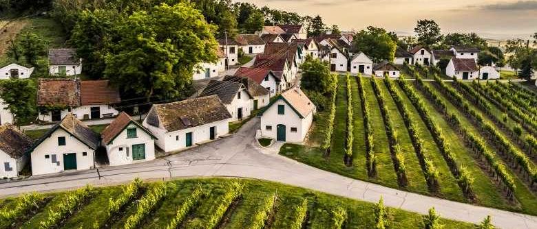 Bild enthält, Outdoors, Nature, Countryside, Architecture, Building, Rural, Suburb, Village, Farm
