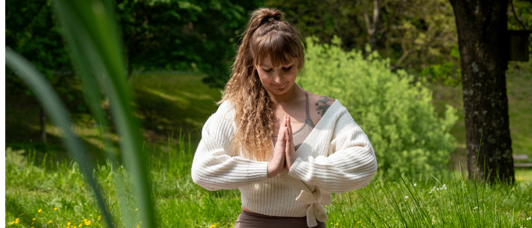 Yoga-Veranstaltungsflyer mit vier Stilen, kostenlos und ohne Reservierung am Samstag, 3. Januar 2026. Senioren von 9-10 Uhr, Anfänger von 10:30-11:30 Uhr, Yang to Yin von 13-14 Uhr, Yin Yoga von 14:30-15:30 Uhr. Kontakt über WhatsApp.