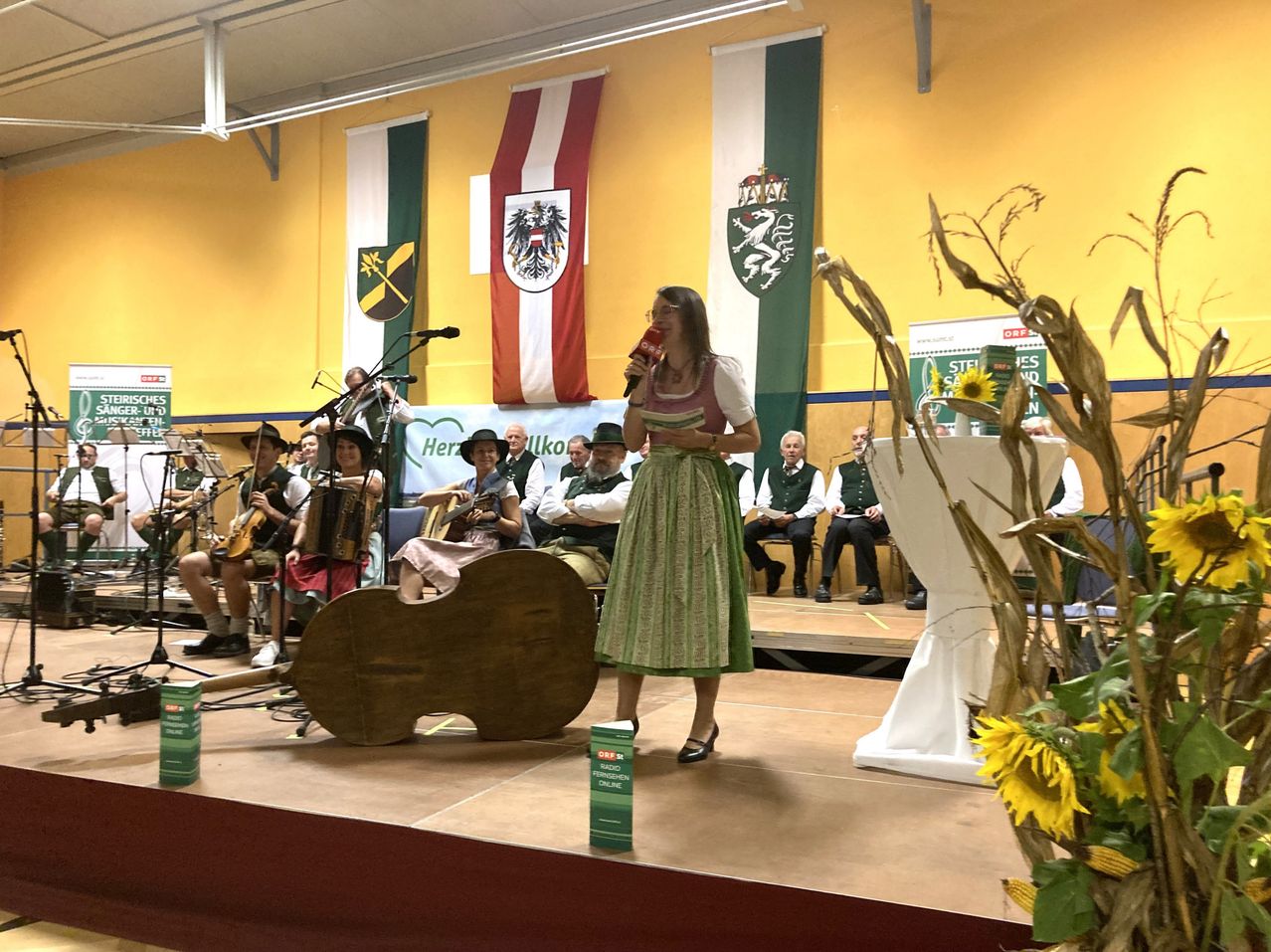 Bild enthält, Person, Adult, Male, Man, Female, Woman, Crowd, Indoors, Potted Plant, Musician