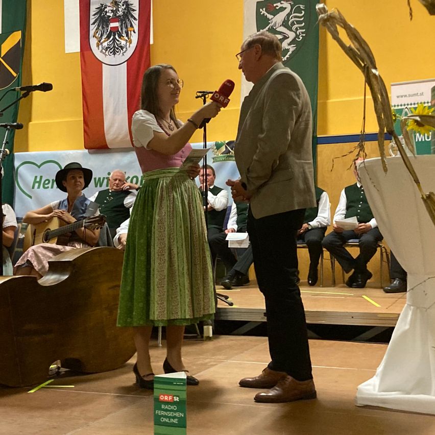 Bild enthält, Crowd, Person, Adult, Male, Man, Musician, Singing, Audience, Guitar, Shoe