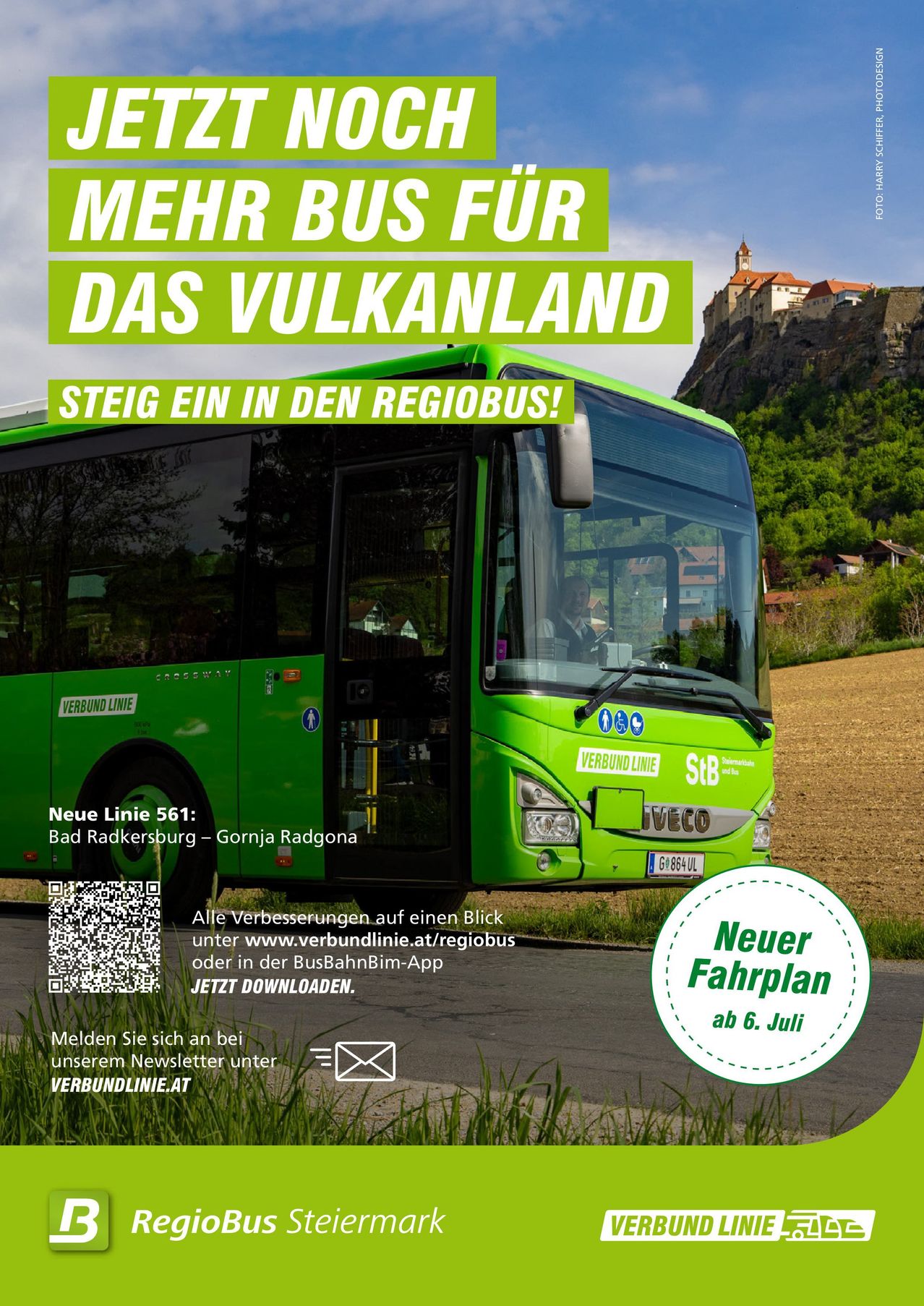 Ein Plakat für einen Busdienst, das einen grünen Bus auf einer Straße mit einer Burg im Hintergrund zeigt. Der Text lautet 'Mehr Bus für das Vulkanland' und ermutigt die Leute, sich für den Newsletter anzumelden.