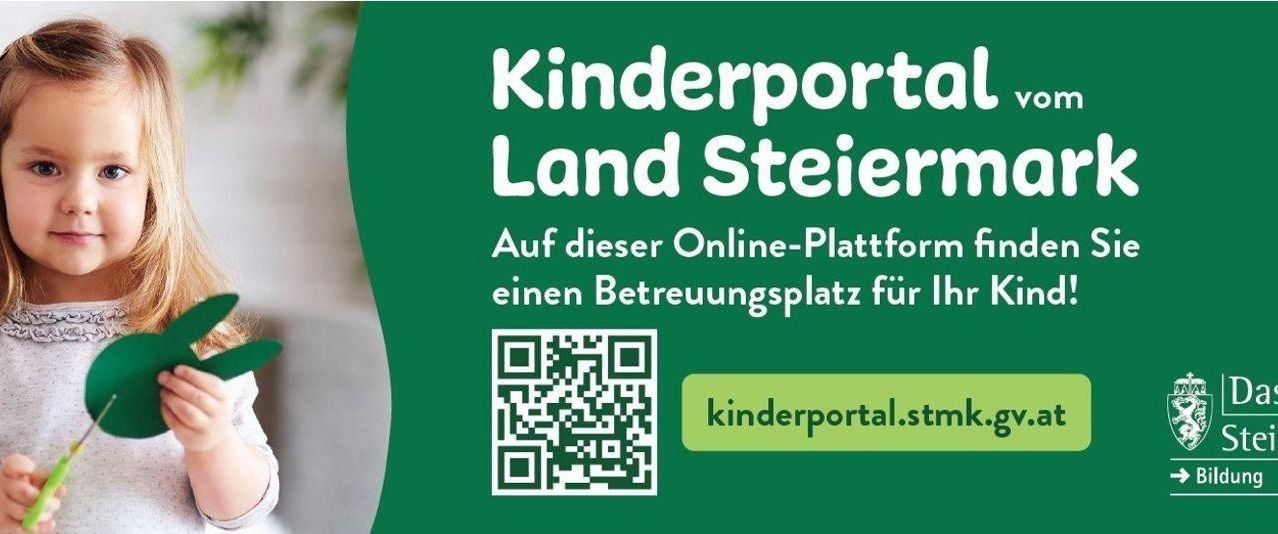 Ein grünes Plakat mit einem QR-Code. Es heißt 'Kinderportal Land Steiermark' und lädt Nutzer ein, einen Betreuungsplatz auf der Online-Plattform kinderportal.stmk.gov zu finden.