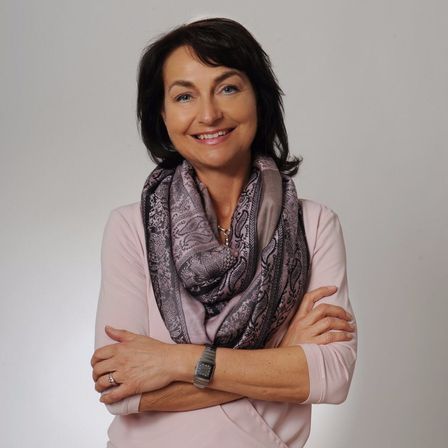 Bild enthält, Scarf, Adult, Female, Person, Woman, Face, Head, Smile, Belt, Stole