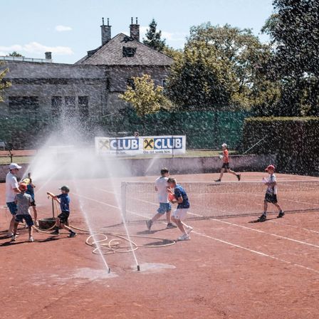 Bild enthält, Person, Sport, Volleyball, Volleyball Game, Clothing, Shorts, Footwear, Shoe