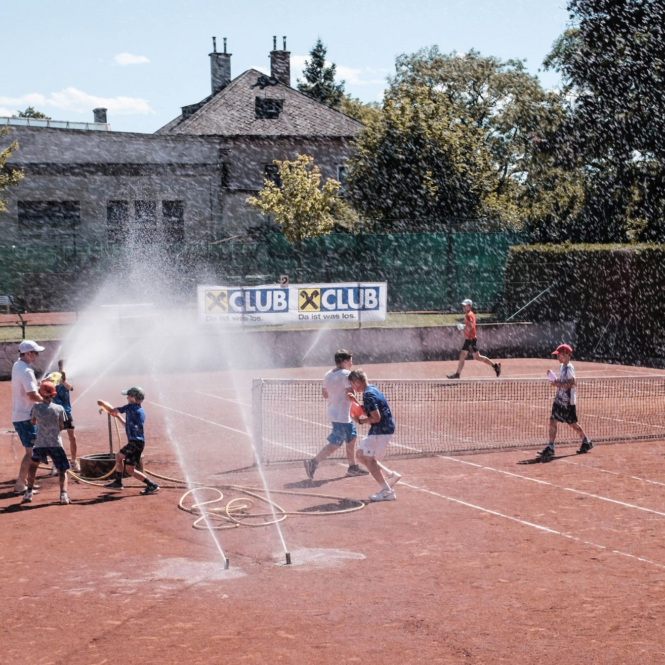 Bild enthält, Person, Sport, Volleyball, Volleyball Game, Clothing, Shorts, Footwear, Shoe