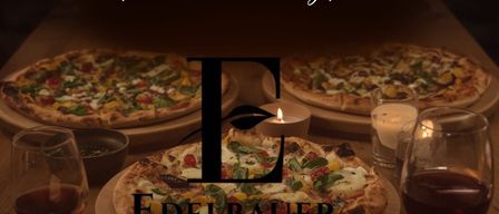 Werbung für einen Pizzaabend in einem Restaurant. Drei Pizzen, zwei Gläser Wein und Kerzen auf einem Holztisch. Der Text lautet 'Pizza Abend'. Öffnungszeiten: jeden Mittwoch im Juni von 16 bis 20 Uhr.