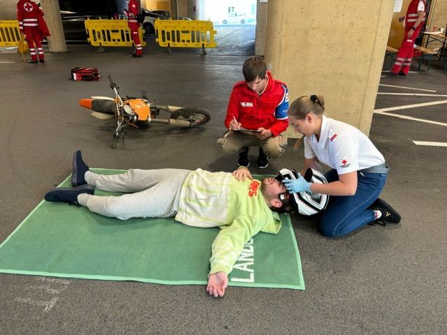 Bild enthält, Glove, Person, Boy, Child, Male, Shoe, Handbag, Motorcycle, Car, Helmet