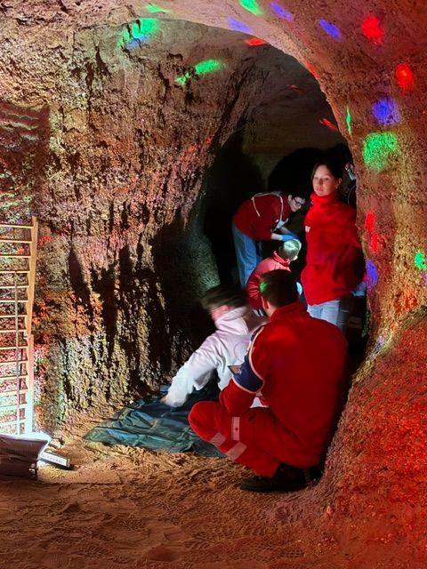 Bild enthält, Cave, Nature, Outdoors, Adult, Male, Man, Person, Shoe, Baby