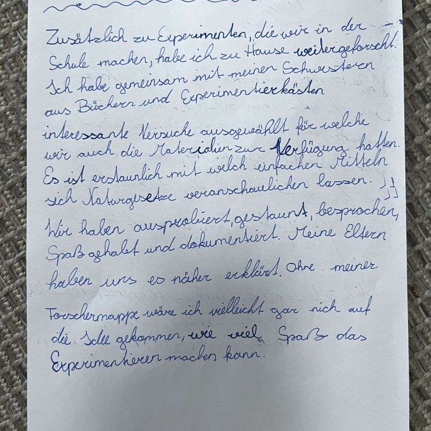 Eine handgeschriebene Notiz handelt von Experimenten, die zu Hause durchgeführt wurden, wobei Materialien aus Büchern verwendet wurden. Der Schreiber zeigt Interesse an Naturphänomenen und hat seine Experimente dokumentiert. Auch die Eltern des Schreibers haben Interesse an seinen wissenschaftlichen Unternehmungen gezeigt.