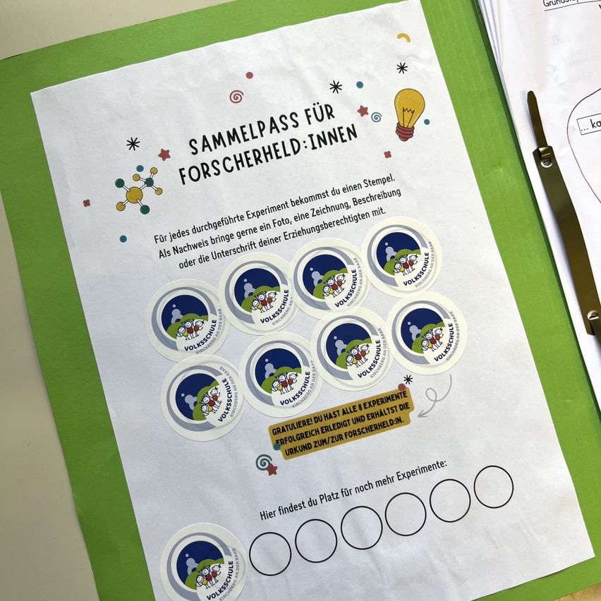 Ein Bildungsblatt zeigt einen 'Sammelpass' für Forscherheld, mit mehreren Stempeln und leeren Plätzen für Stempel, Fotos, Zeichnungen oder Unterschriften. Darunter steht 'Herzlichen Glückwunsch! Du hast alle 8 Experimente erfolgreich abgeschlossen.' Darunter gibt es Platz für weitere Experimente.