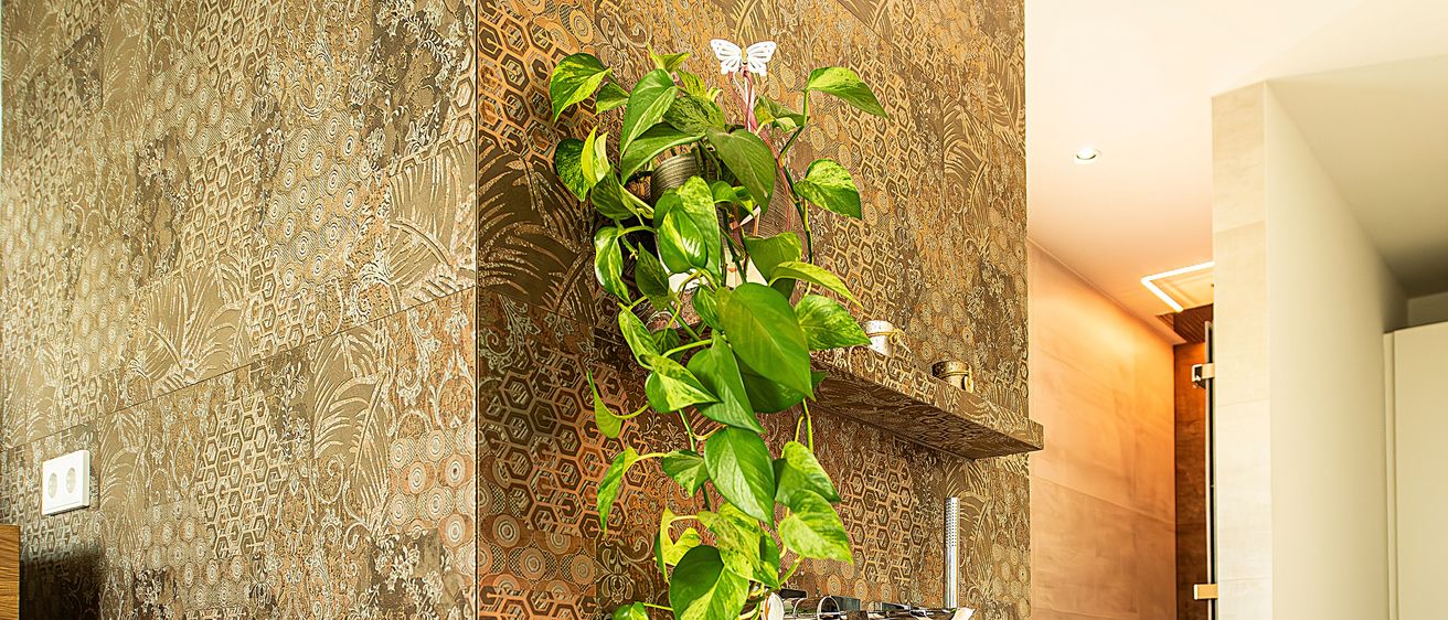 Bild enthält, Indoors, Interior Design, Plant, Potted Plant, Bathing, Tub, Bathtub, Person, Architecture, Building