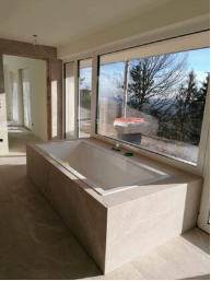 Bild enthält, Bathing, Tub, Bathtub, Person, Indoors, Interior Design, Window, Windowsill, Sink