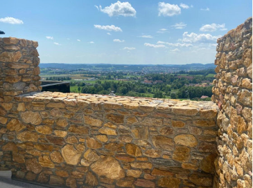 Bild enthält, Architecture, Building, Wall, Stone Wall, Outdoors, Rock, Nature