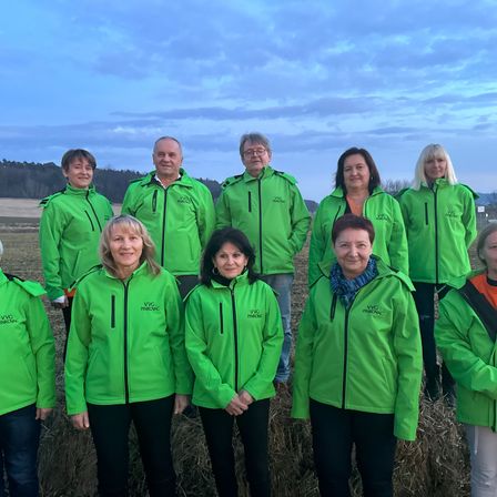 Bild enthält, Coat, Jacket, Adult, Female, Person, Woman, Groupshot, Male, Man, Teen