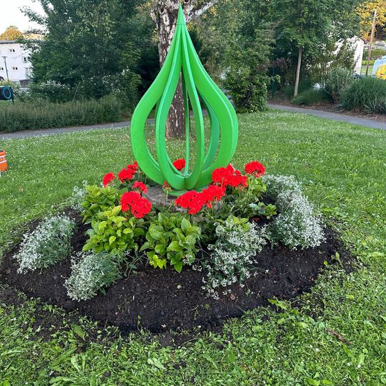 Bild enthält, Potted Plant, Grass, Garden, Jar, Planter, Pottery, Backyard, Yard, Lawn, Park