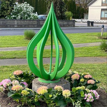 Bild enthält, Potted Plant, Grass, Jar, Planter, Vase, Flower, Outdoors, Lawn, Park, Art