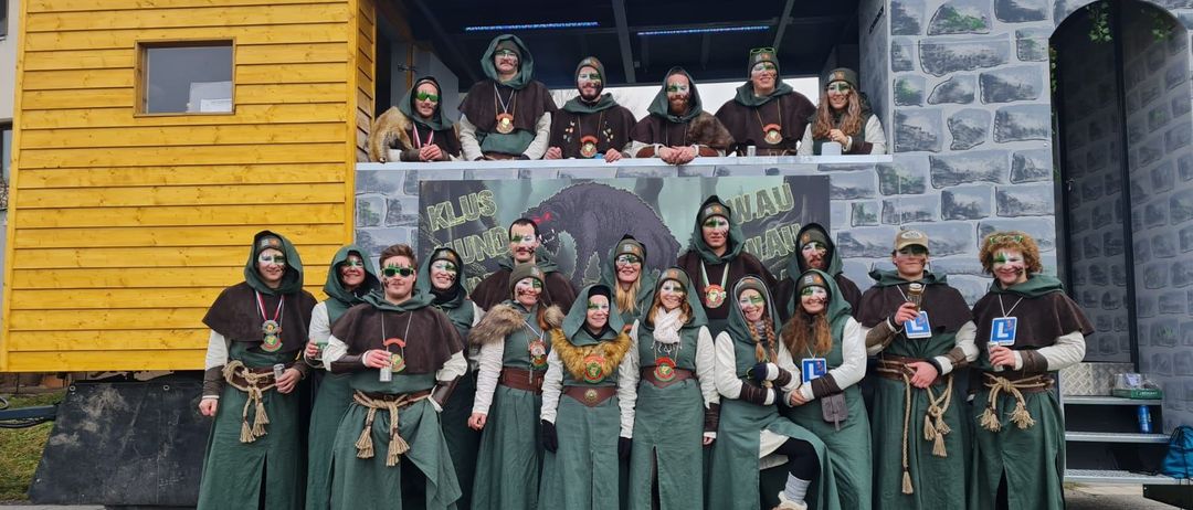 Bild enthält, People, Person, Shelter, Groupshot, Face, Portrait, Hoodie, Adult, Female, Woman