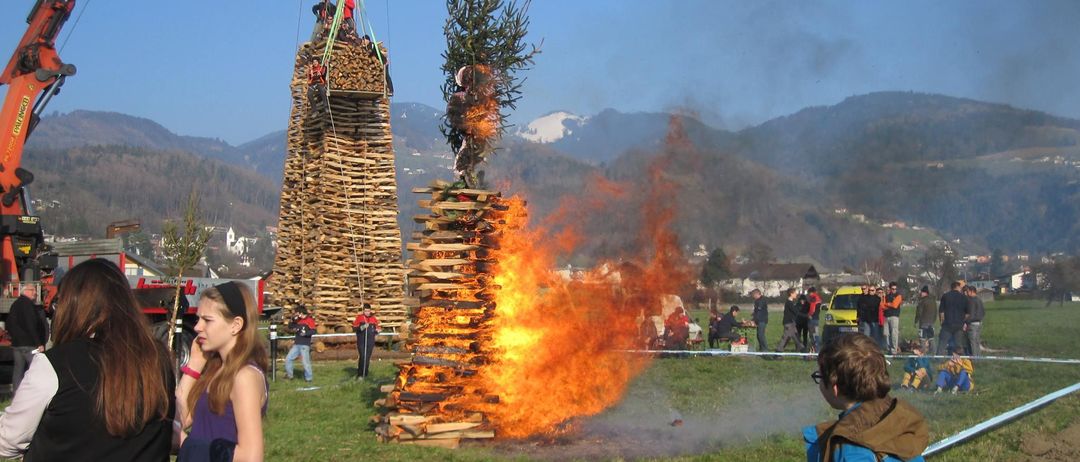Bild enthält, Person, Fire, Flame, Boy, Child, Male, Adult, Female, Woman, Tree