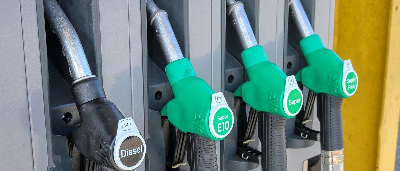 Vier Zapfsäulen an einer Tankstelle, darunter eine für Diesel, eine für E10 und zwei für Super.
