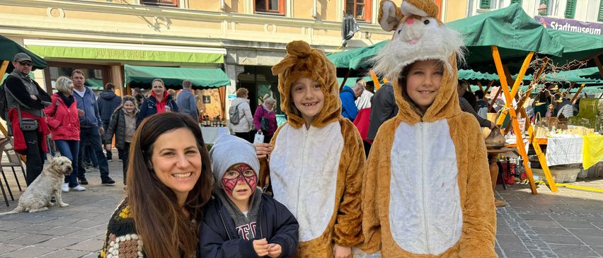 Bild enthält, Coat, Pants, Person, Photography, Portrait, Adult, Female, Woman, Shelter, Child