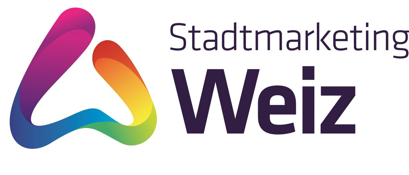 Das Logo für Stadtmair Wei ist auf weißem Hintergrund dargestellt. Das Logo zeigt ein farbenfrohes, abstraktes Design mit dem Wort 'Stadtmair' in Schwarz und 'Wei' in Lila.