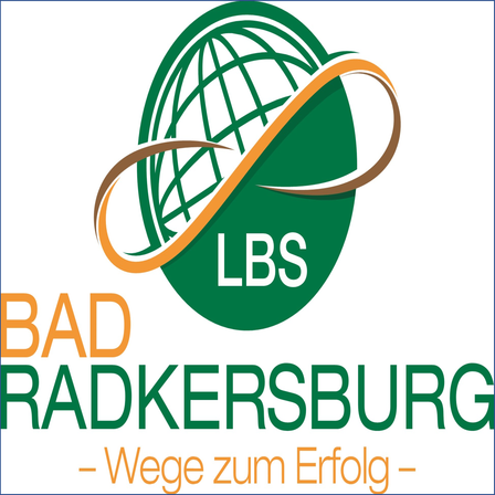 Das Logo für Bad Radkersburg zeigt einen Globus, Text und eine Schlagzeile. Der Globus ist grün und von einem orangefarbenen Band umgeben. Der Text 'LBS' befindet sich in der Mitte des Globus. Unten steht 'BAD RADKERSBURG' in Grün, und die Schlagzeile lautet 'Wege zum Erfolg'.