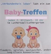 Ein Poster für ein Baby-Treffen, das zwei Cartoon-Babys mit Schnullern zeigt, eines mit einer rosa Schleife. Das Treffen findet jeden 2. Mittwoch um 10 Uhr im Luthersaal/Luthergarten statt.