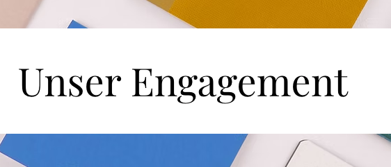 Ein farbenfroher Hintergrund mit verschiedenen farbigen Papieren und einer weißen Karte mit dem Text 'Unser Engagement' in fetter schwarzer Schrift. Die Karte liegt auf dem farbenfrohen Hintergrund.