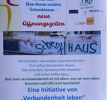 Ein Poster, das ein neues Geschenkhaus mit Öffnungszeiten ankündigt, auf Deutsch geschrieben, mit einem farbenfrohen Design und einer Botschaft über das Geben und Empfangen von Geschenken.