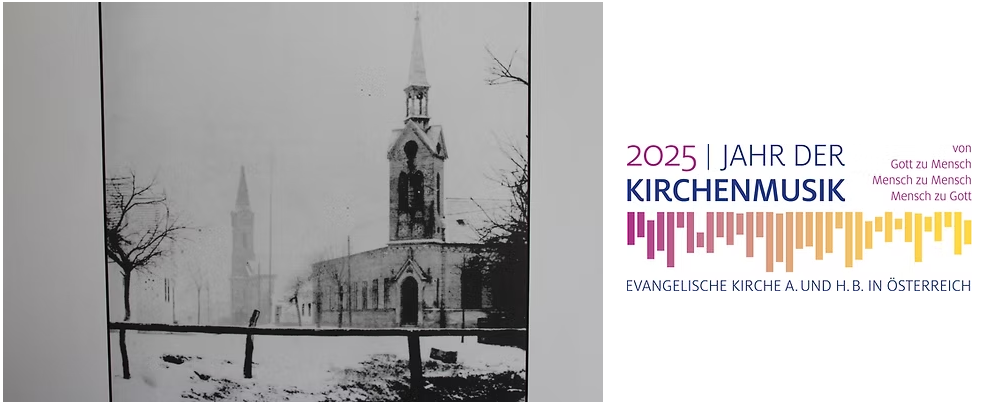 Ein schwarz-weißes Bild einer Kirche mit einem Turm und einem Glockenturm, bedeckt mit Schnee, mit einem Zaun im Vordergrund. Das Bild enthält auch ein farbenfrohes Musiknoten-Design und den Text '2025 | Jahr der Kirchenmusik'.