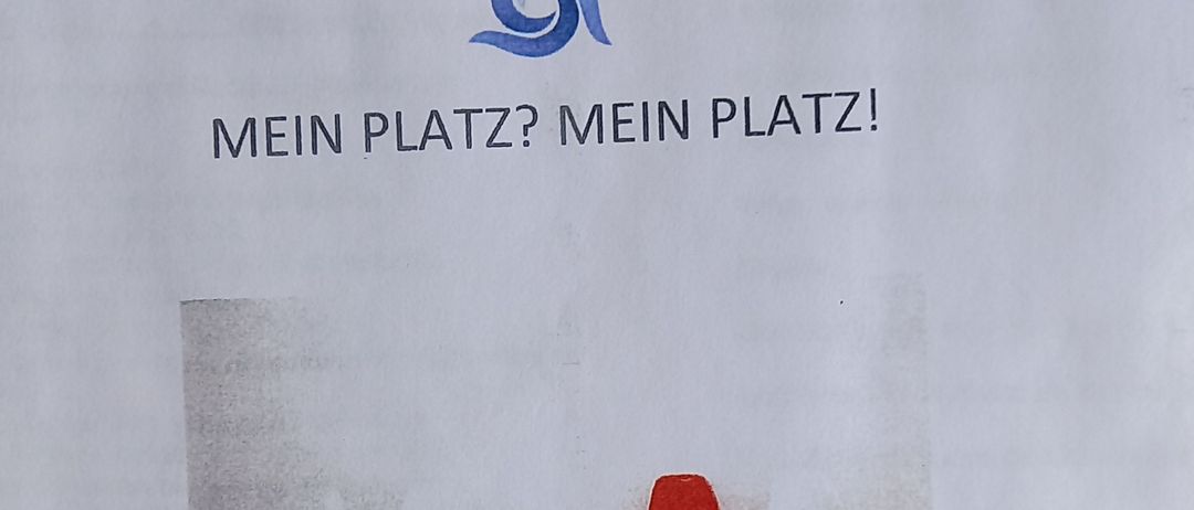 Bild enthält, Advertisement, Poster, Text, Chair, Furniture